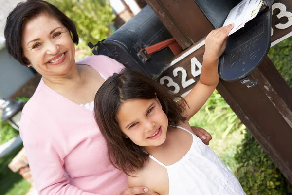 Mormor och barnbarn kontrollera postlåda — Stockfoto