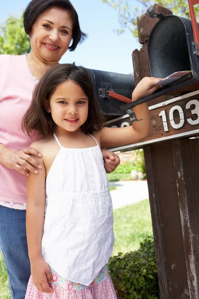 Oma en kleindochter Mailbox controleren — Stockfoto