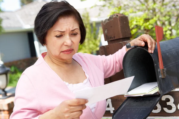 Mulher verificando caixa de correio — Fotografia de Stock