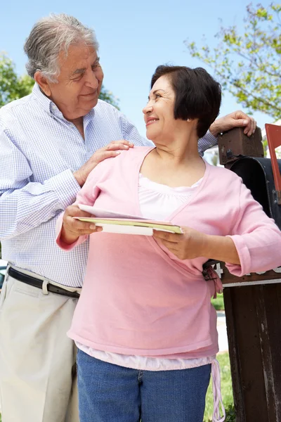 Äldre par kontrollera postlåda — Stockfoto