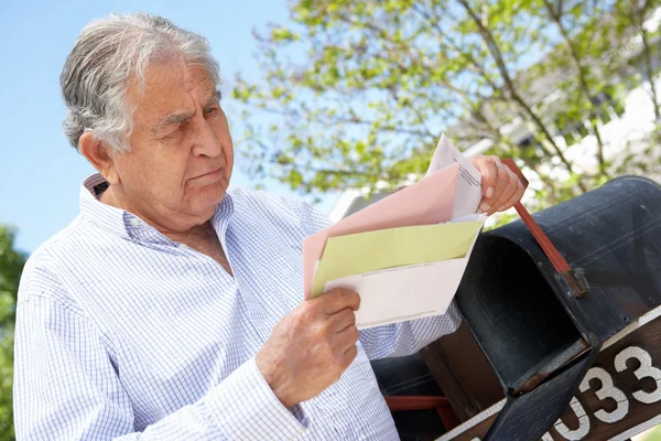 Senior Man kontrollera postlåda — Stockfoto