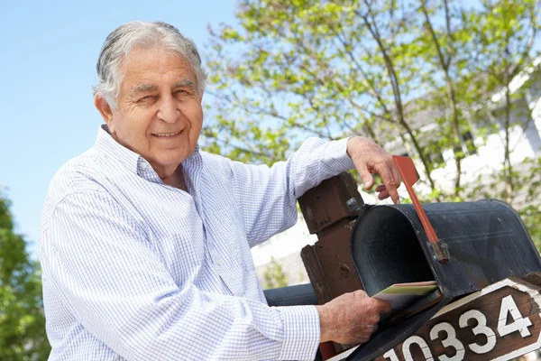 Senior Man kontrollera postlåda — Stockfoto
