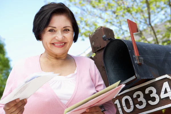 Mulher verificando caixa de correio — Fotografia de Stock