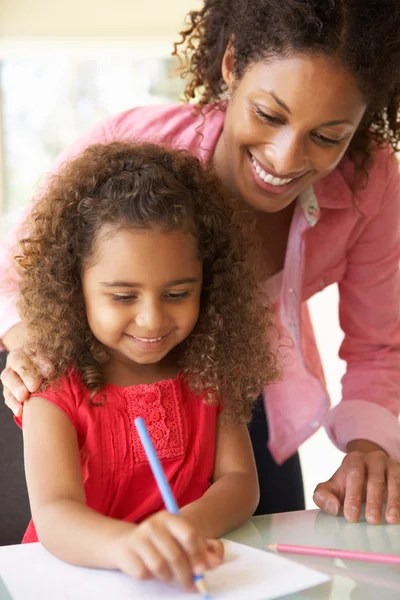 Madre aiutare figlia con i compiti — Foto Stock