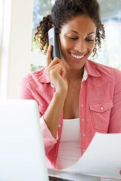 Mujer hablando por teléfono usando portátil —  Fotos de Stock