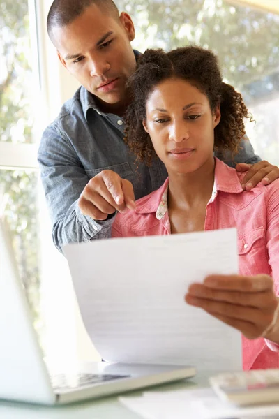 Couple Using Laptop At Home — Stock Photo, Image