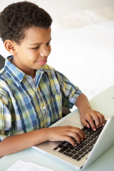 Jongen met laptop thuis — Stockfoto
