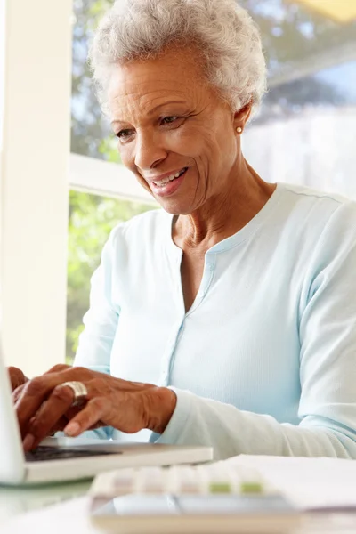 Femme âgée utilisant un ordinateur portable — Photo