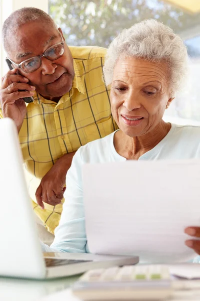 Oudere echtpaar met laptop — Stockfoto