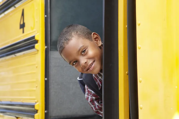 Aluno da escola primária perto do ônibus — Fotografia de Stock