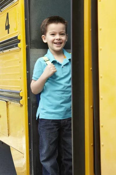 Aluno da escola primária perto do ônibus — Fotografia de Stock