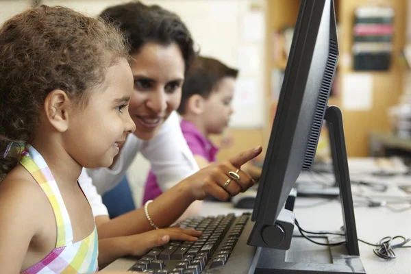 Scuola elementare Allievo con insegnante — Foto Stock