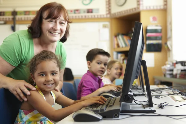 Grundschüler mit Lehrer — Stockfoto