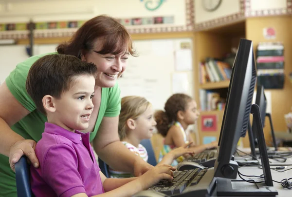 Grundskolan elev med lärare — Stockfoto