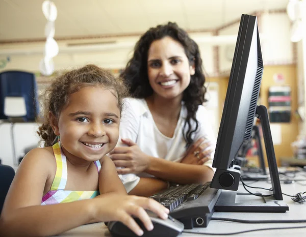 Grundskolan elev med lärare — Stockfoto