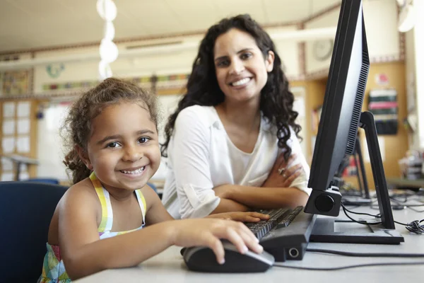 Grundskolan elev med lärare — Stockfoto