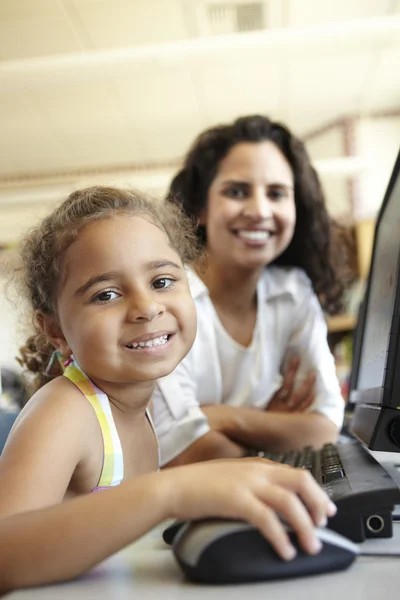 Scuola elementare Allievo con insegnante — Foto Stock