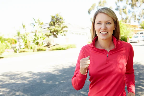 Aantrekkelijke vrouw uit voor een run — Stockfoto