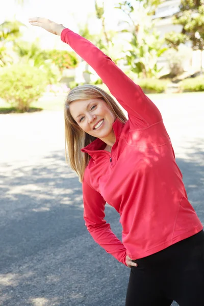 Vrouw warming-up voor een run — Stockfoto