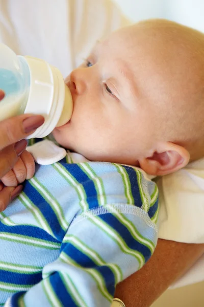 Alimentação do bebê da garrafa — Fotografia de Stock