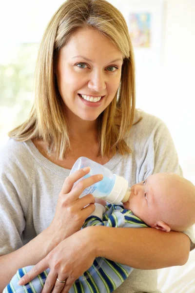 모유먹이는 아기 — 스톡 사진