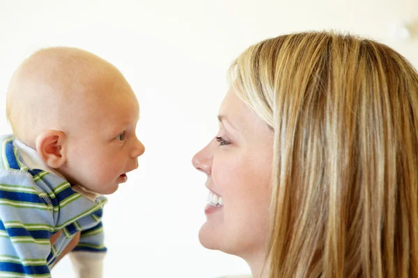 Mãe falando com o bebê — Fotografia de Stock