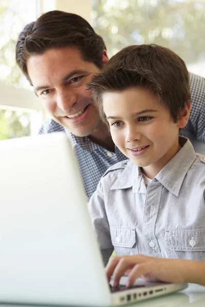 Father And Son Using Laptop — Stock Photo, Image