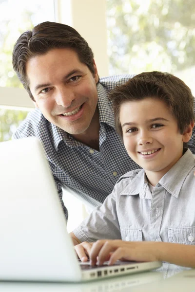 Father And Son Using Laptop — Stock Photo, Image