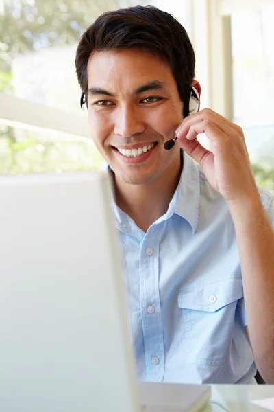 Filipino hombre usando skype — Foto de Stock