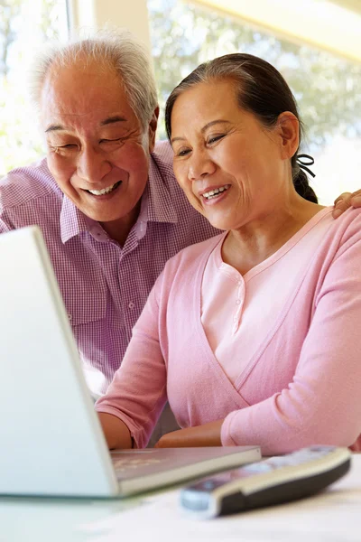 Seniorenpaar arbeitet am Laptop — Stockfoto