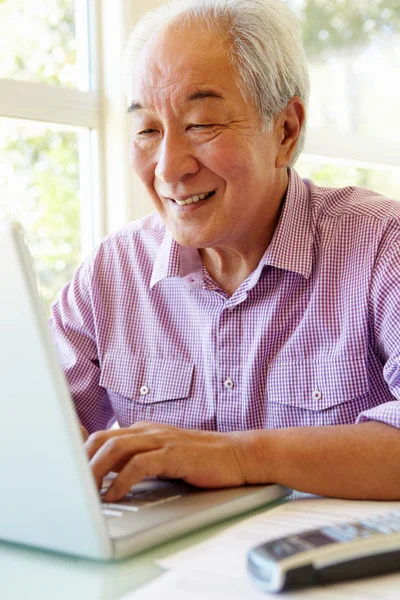 Senior man werkt aan laptop — Stockfoto