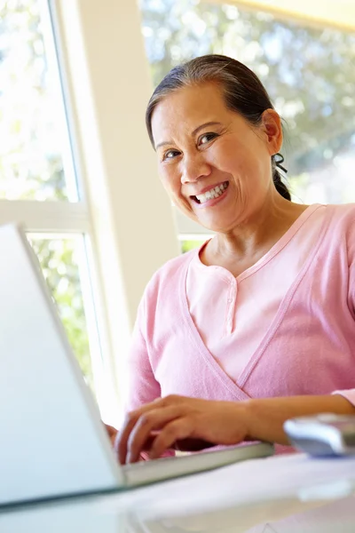 Donna anziana che lavora sul computer portatile — Foto Stock