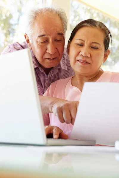 Starší pár, pracovat na notebooku — Stock fotografie