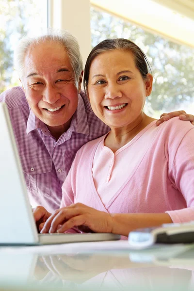 Senior paar die op laptop werkt — Stockfoto