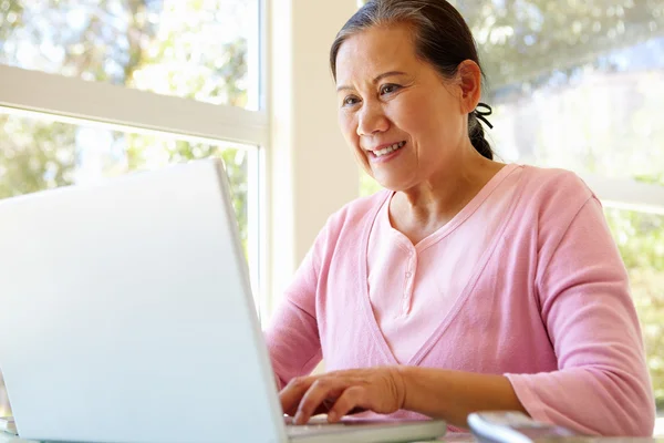 Seniorin arbeitet am Laptop — Stockfoto