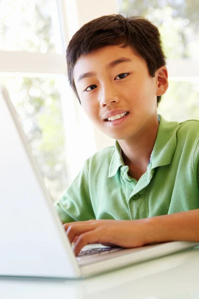 Asiático menino usando laptop — Fotografia de Stock
