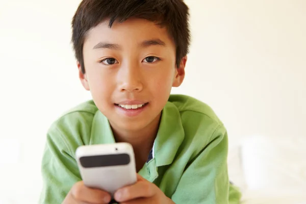 Menino usando smartphone — Fotografia de Stock