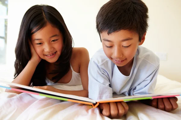 Joven niña y niño leyendo libro —  Fotos de Stock