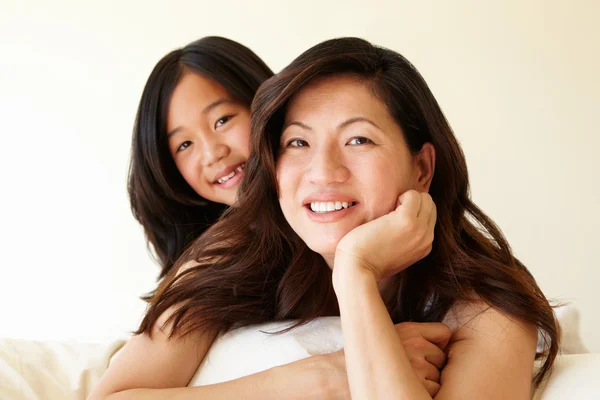Asyalı anne ve kızı — Stok fotoğraf