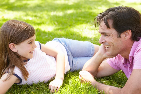 Vader en dochter in het park — Stockfoto