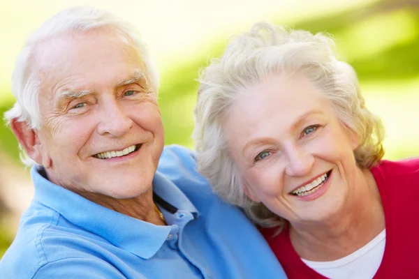 Glückliches Senioren-Paar blickt in die Kamera — Stockfoto