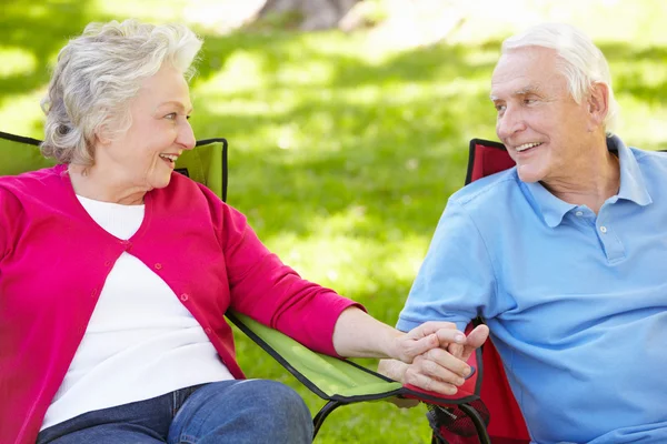 Couple âgé assis dans le jardin — Photo