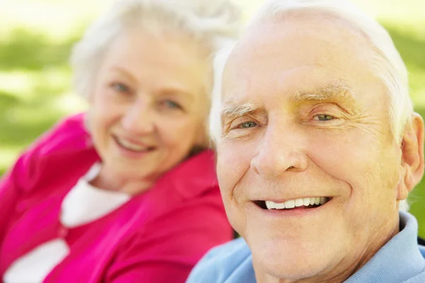 Gelukkige senior paar camera kijken — Stockfoto