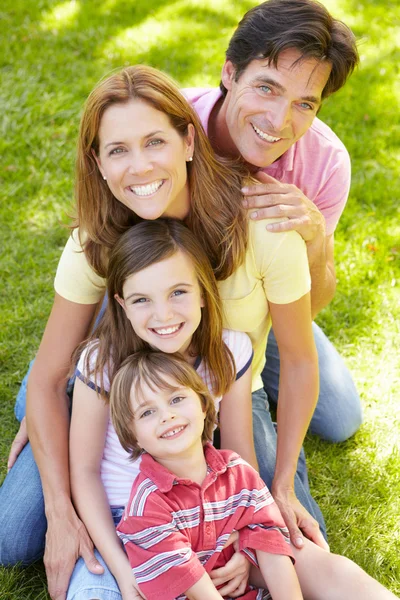 Gelukkige familie tijd doorbrengen in het park — Stockfoto