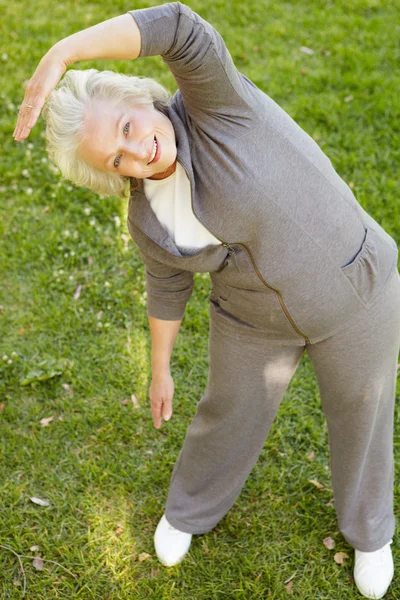 Starší žena cvičení — Stock fotografie
