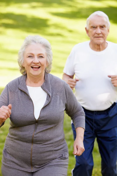 Äldre par jogging — Stockfoto