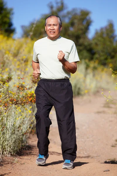 Senior man joggen in het park — Stockfoto