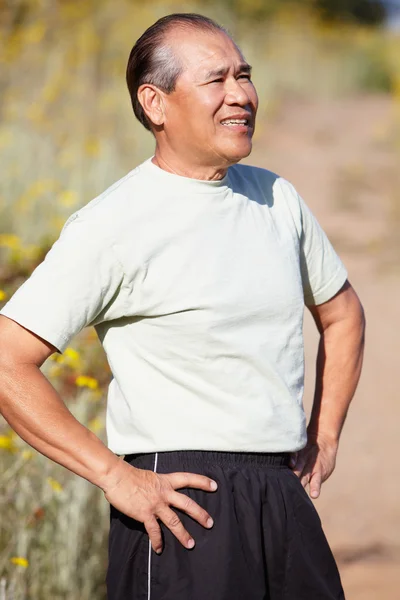 Senior man poserar på landsbygden — Stockfoto