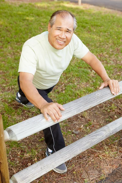 Ανώτερος άνθρωπος άσκηση στο πάρκο — Φωτογραφία Αρχείου