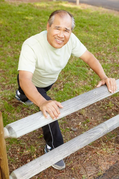 Uomo anziano che esercita nel parco — Foto Stock